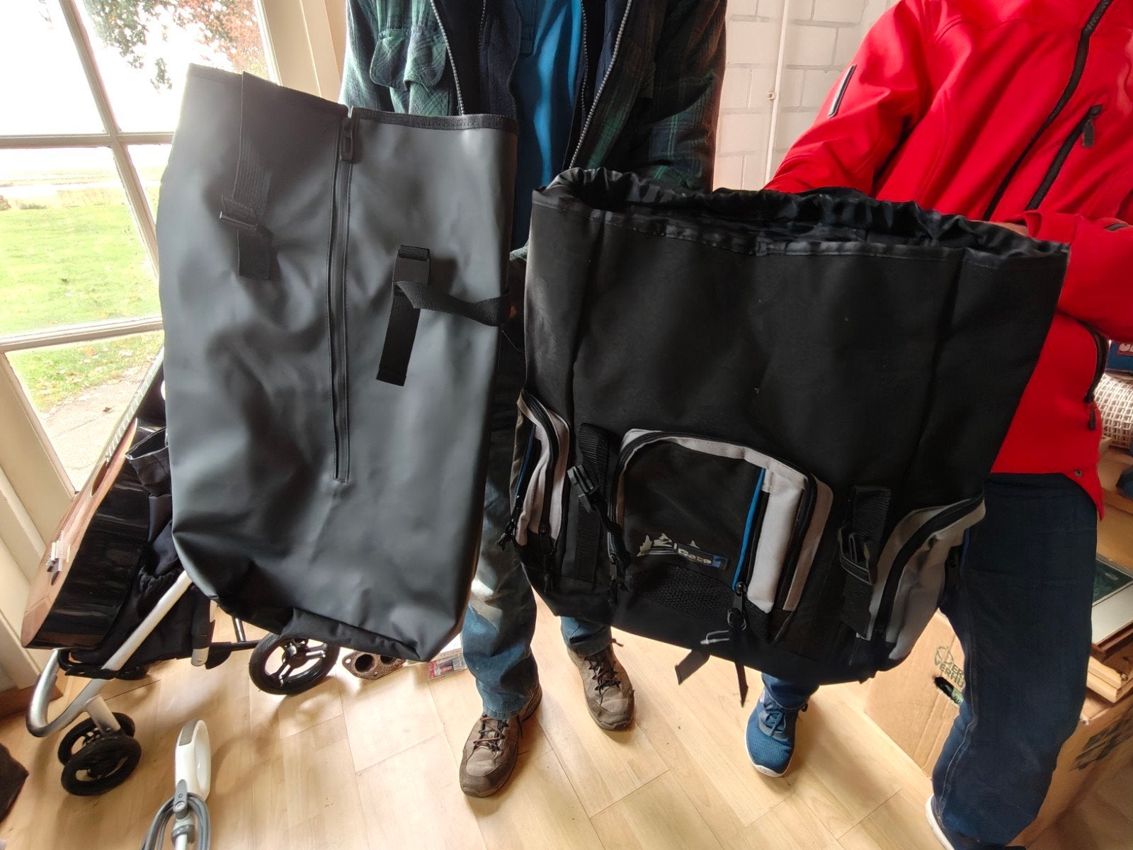 Set van 2 rugzakken: waterdichte tas en trekking rugzak, Gebruikt, 25 tot 40 cm, Trekking, Ophalen