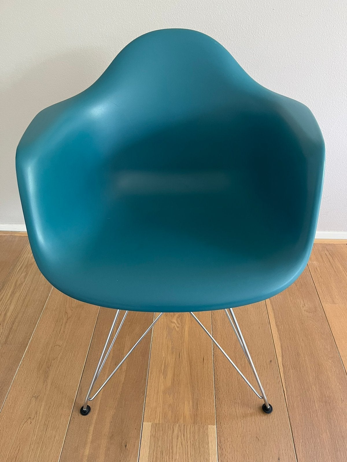 Petrolblauw(4) en witte(2) kuipstoelen (Eames design), Huis en Inrichting, Stoelen, Ophalen, Kunststof, Blauw, Zo goed als nieuw