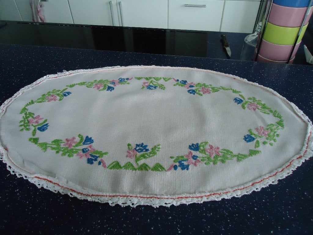 oud geborduurd tafelkleedje ovaal 43 x 26, 43 cm, Nieuw, Ophalen of Verzenden, 26 cm