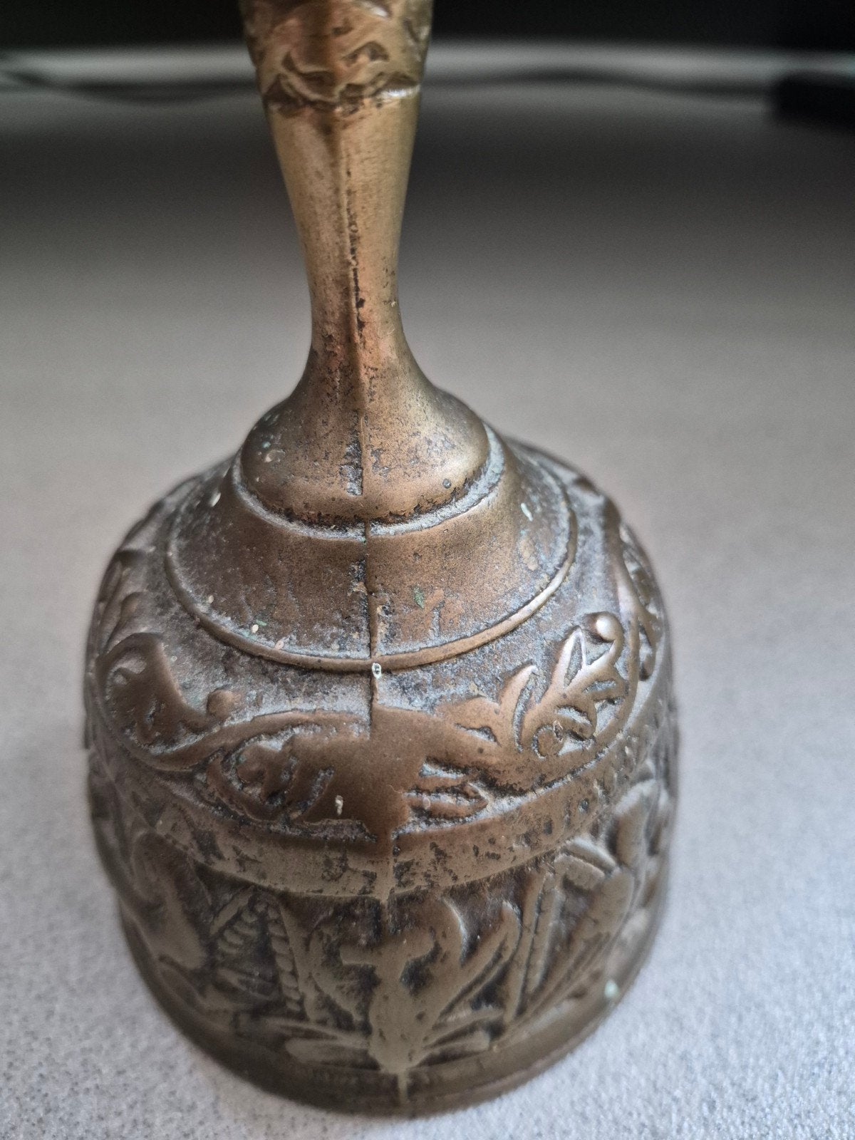 Antieke bronzen bel met reliëf, zonder klepel, Ophalen of Verzenden