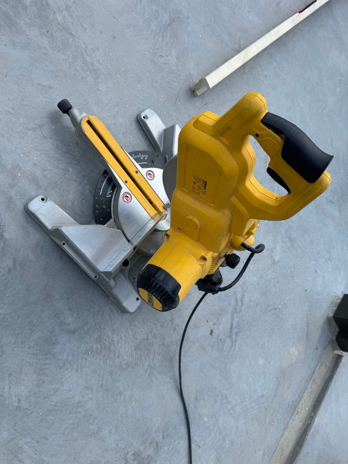 DeWalt DWS777 Afkortzaag - 1800W, 216mm zaagblad, Ophalen, Gebruikt, Afkortzaag, 30 tot 70 mm