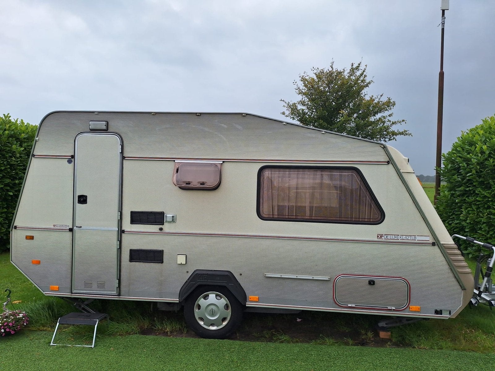 Kip de Luxe KL42TLB Caravan - Voortent en Klaar voor Vertrek, Caravans en Kamperen, Schokbreker, Rondzit, Bedrijf, 4 tot 5 meter