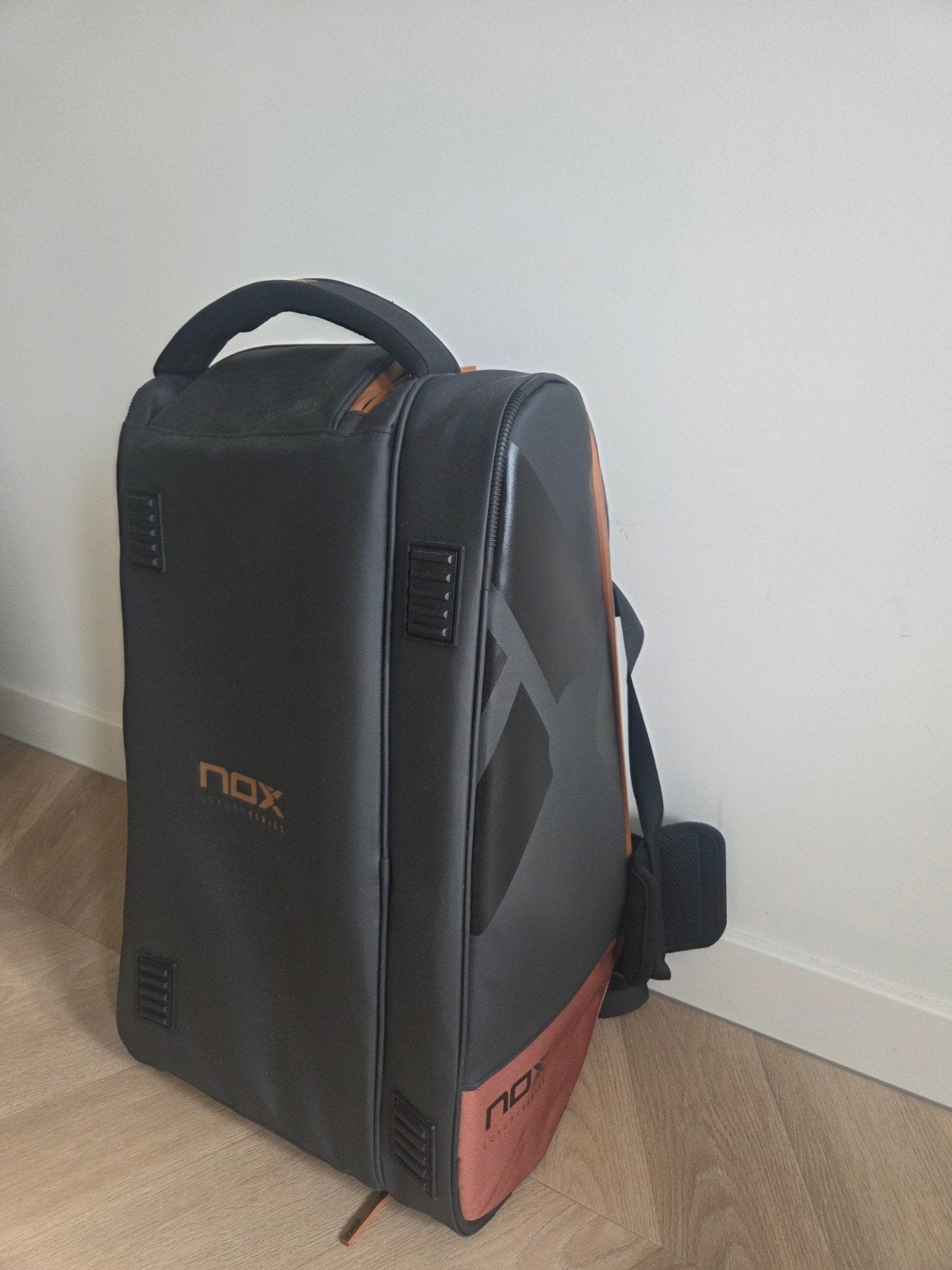 Nieuwe Nox Luxury Series Padel Tas - Ongebruikt!, 40 cm of meer, Nieuw, Ophalen of Verzenden, Overige merken