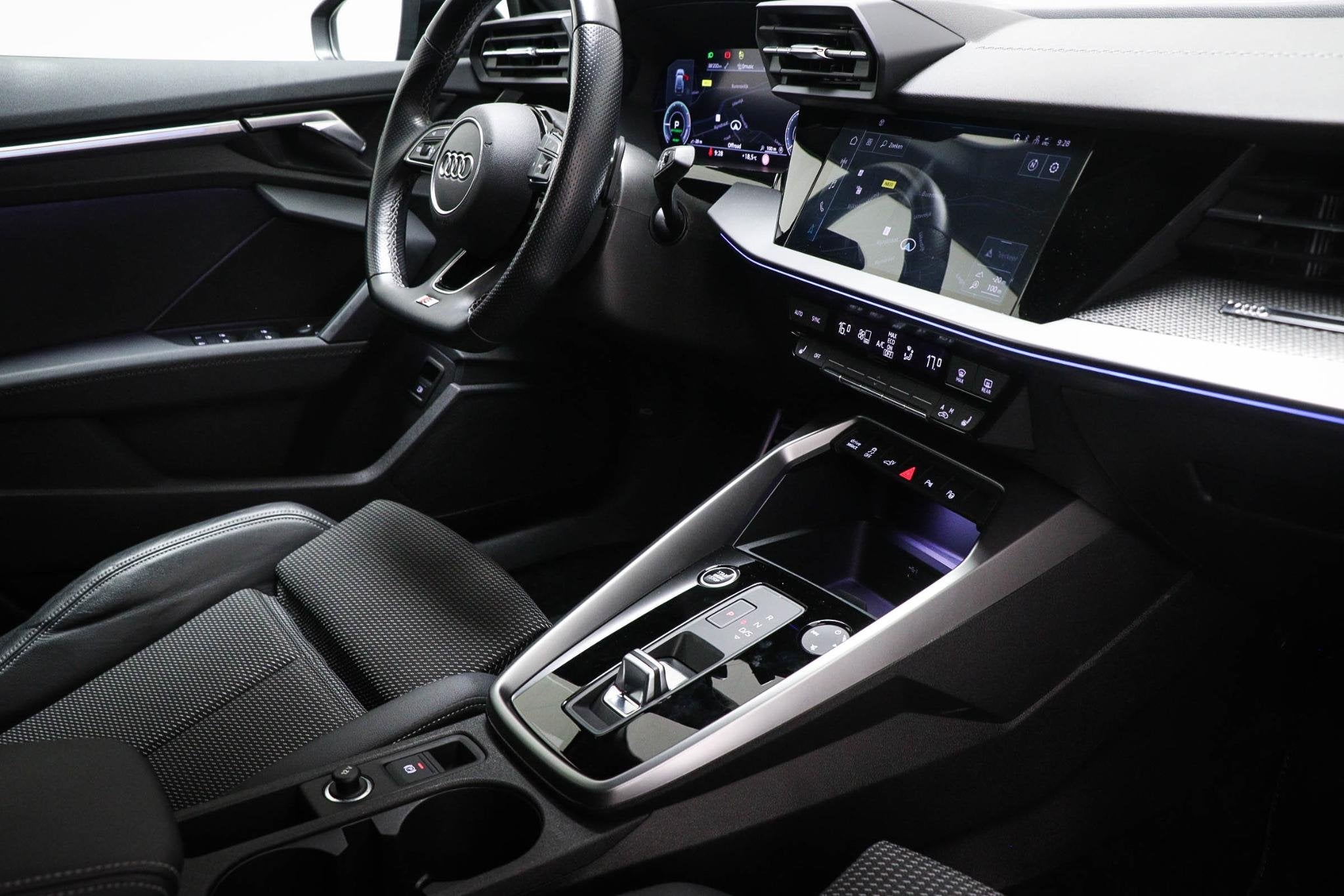 Audi A3 Sportback 45 TFSI e S edition Competition | HALF LED, Gebruikt, 4 cilinders, Leder en Stof, Hybride Elektrisch/Benzine