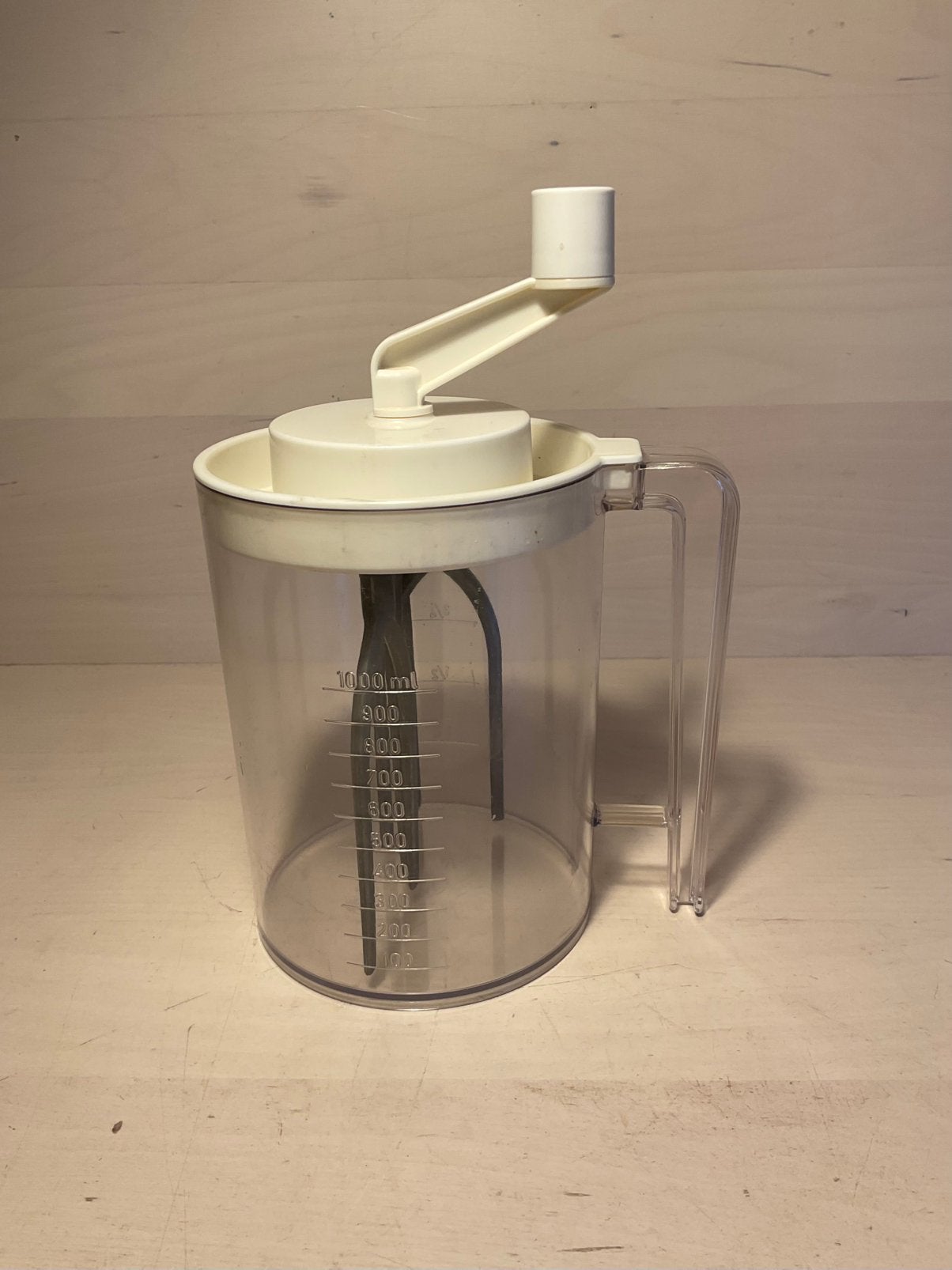 Slagroomklopper met kunststof maatbeker tot 1 liter., Huis en Inrichting, Ophalen of Verzenden, Zo goed als nieuw