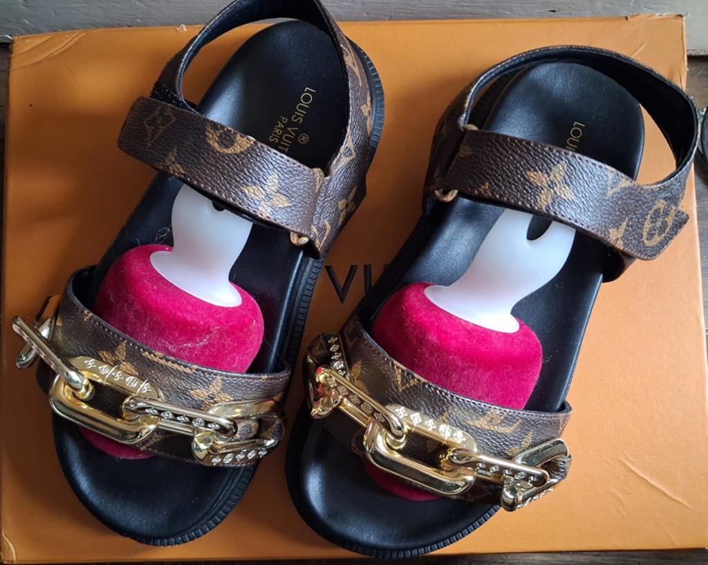Louis vuitton sandalen  ( 36 / 36,5 ), Ophalen of Verzenden, Zo goed als nieuw, Sandalen of Muiltjes