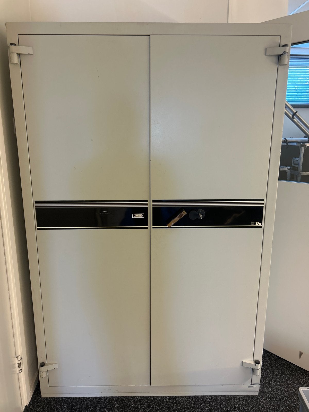 Grote metalen kluiskasten met meerdere planken, Ophalen, Gebruikt