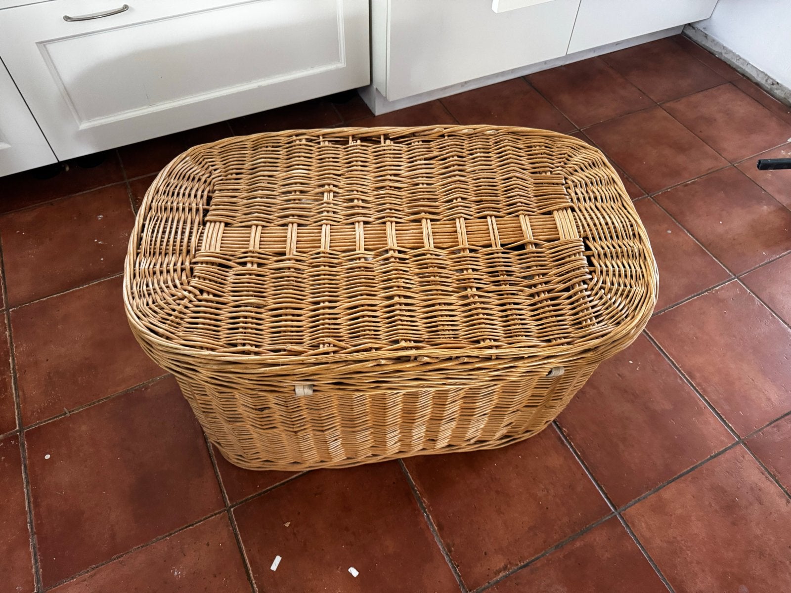 Grote rieten opbergmand met deksel, Huis en Inrichting, Ophalen, Overige materialen, Gebruikt, 50 tot 100 cm
