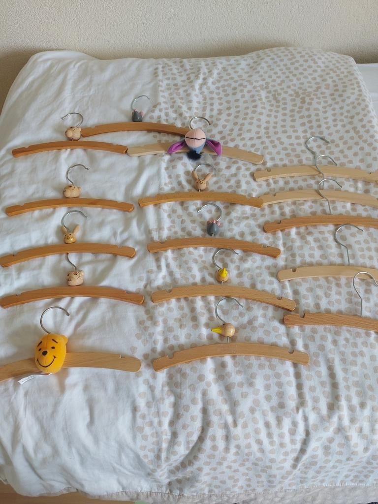 16 houten kledinghangers voor babykamer met dierenfiguren, Ophalen of Verzenden, Gebruikt, Overige typen