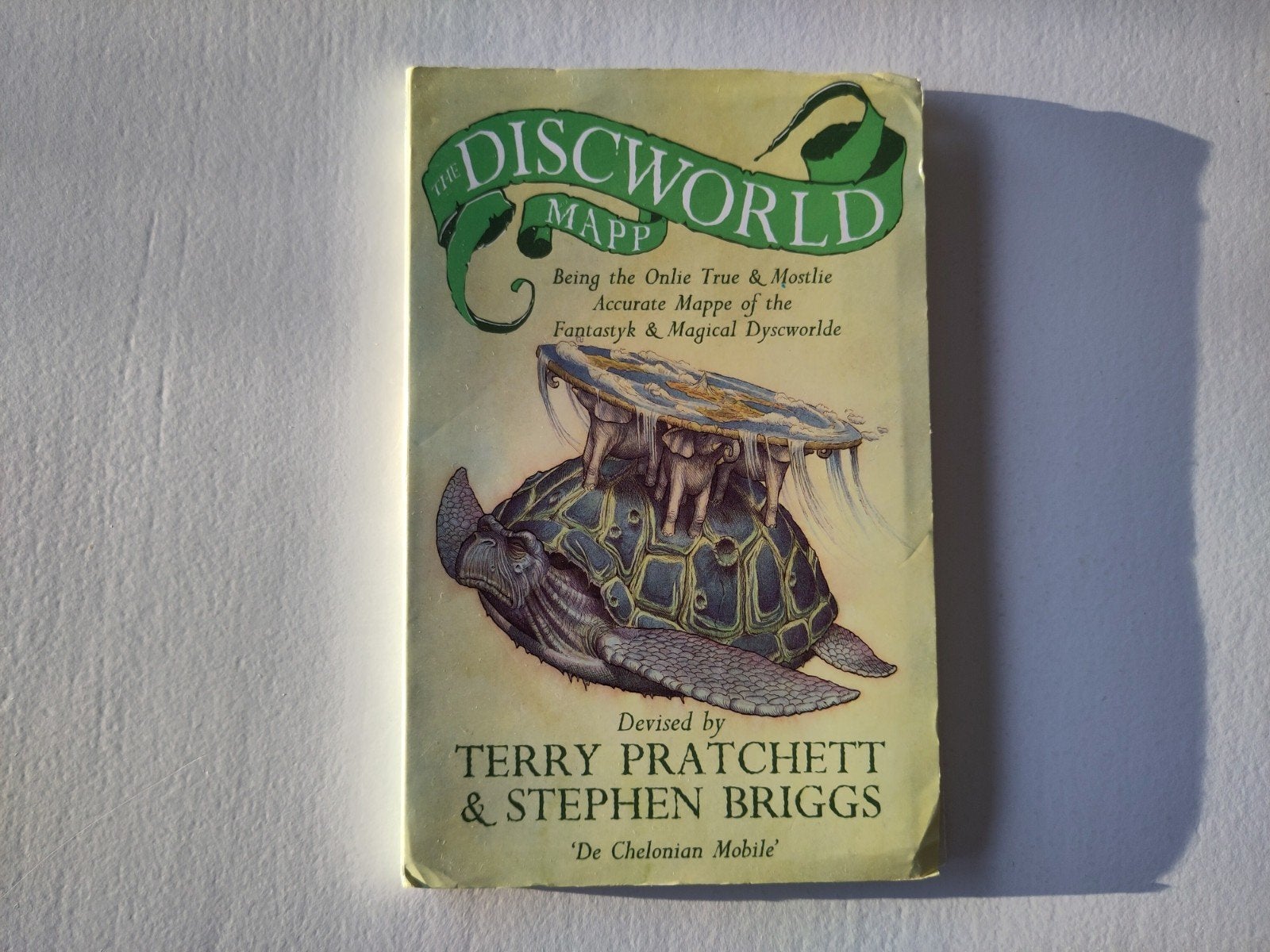 Terry Pratchett - The Discworld Mapp, Ophalen of Verzenden, Zo goed als nieuw, Terry Pratchett