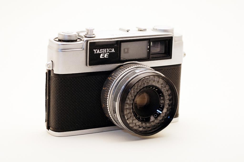 Yashica EE,  meetzoeker met belichtingsmeter en 2 films, Ophalen of Verzenden, Gebruikt, Compact, Overige Merken