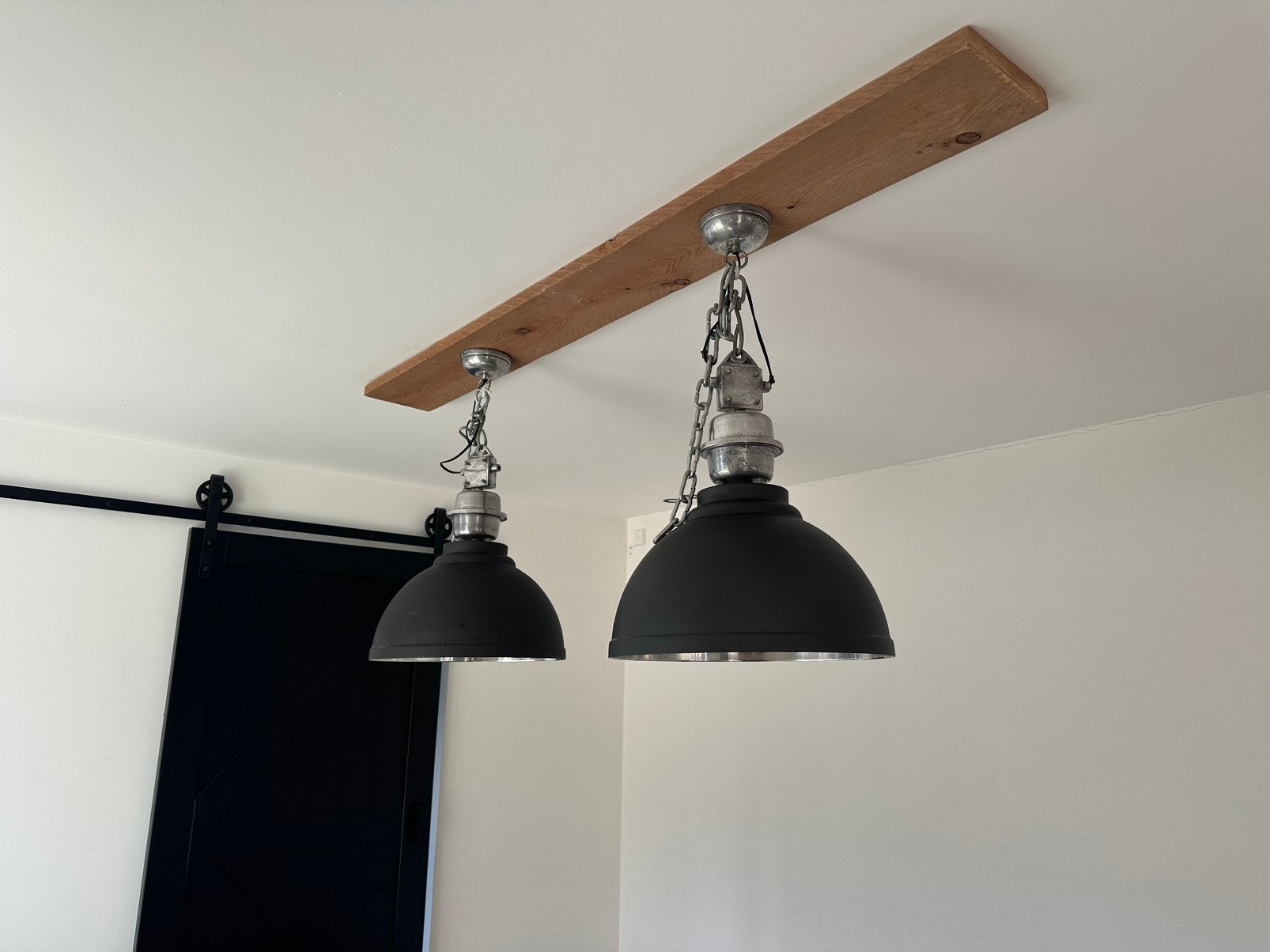 Industriële hanglapen met twee zwarte kappen en houten balk, Ophalen of Verzenden, Metaal, Minder dan 50 cm
