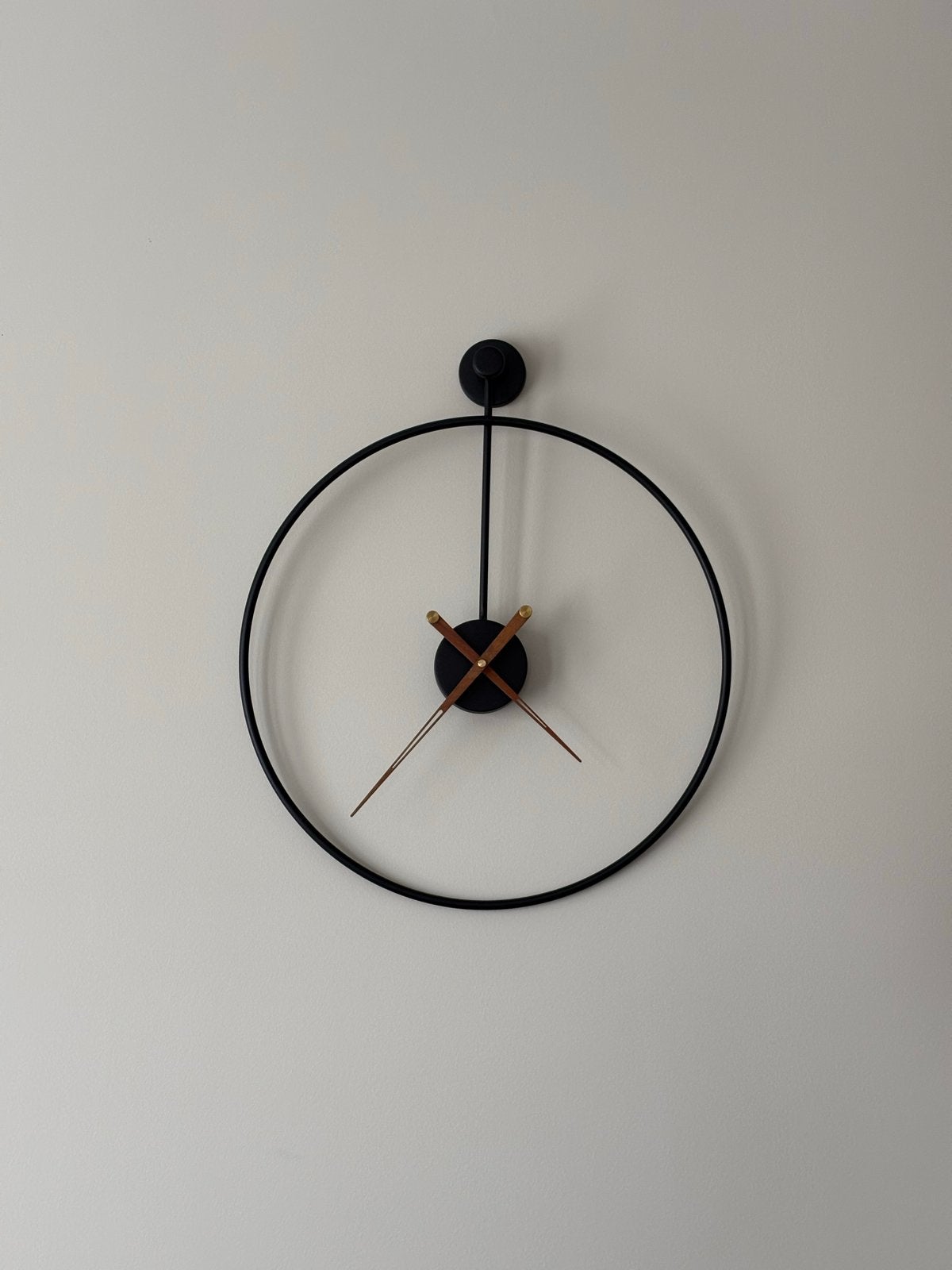 SensaHome Wandklok Rio - Industriële Zwarte Wandklok Ø50cm, Huis en Inrichting, Wandklok, Analoog, Werkt op batterijen, Ophalen of Verzenden
