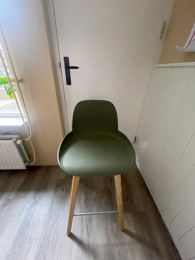 ZUIVER, Groene barkruk Albert kuip, Met voetsteun, 60 tot 90 cm, Ophalen of Verzenden, Zo goed als nieuw
