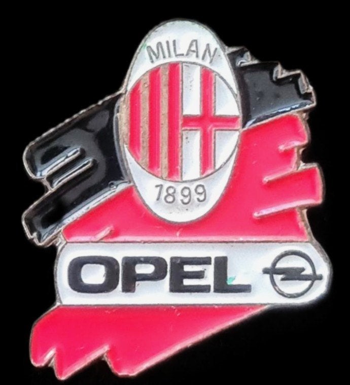 Opel- Milan 1899 voetbal pin, Verzamelen, Verzenden, Nieuw, Sport, Speldje of Pin