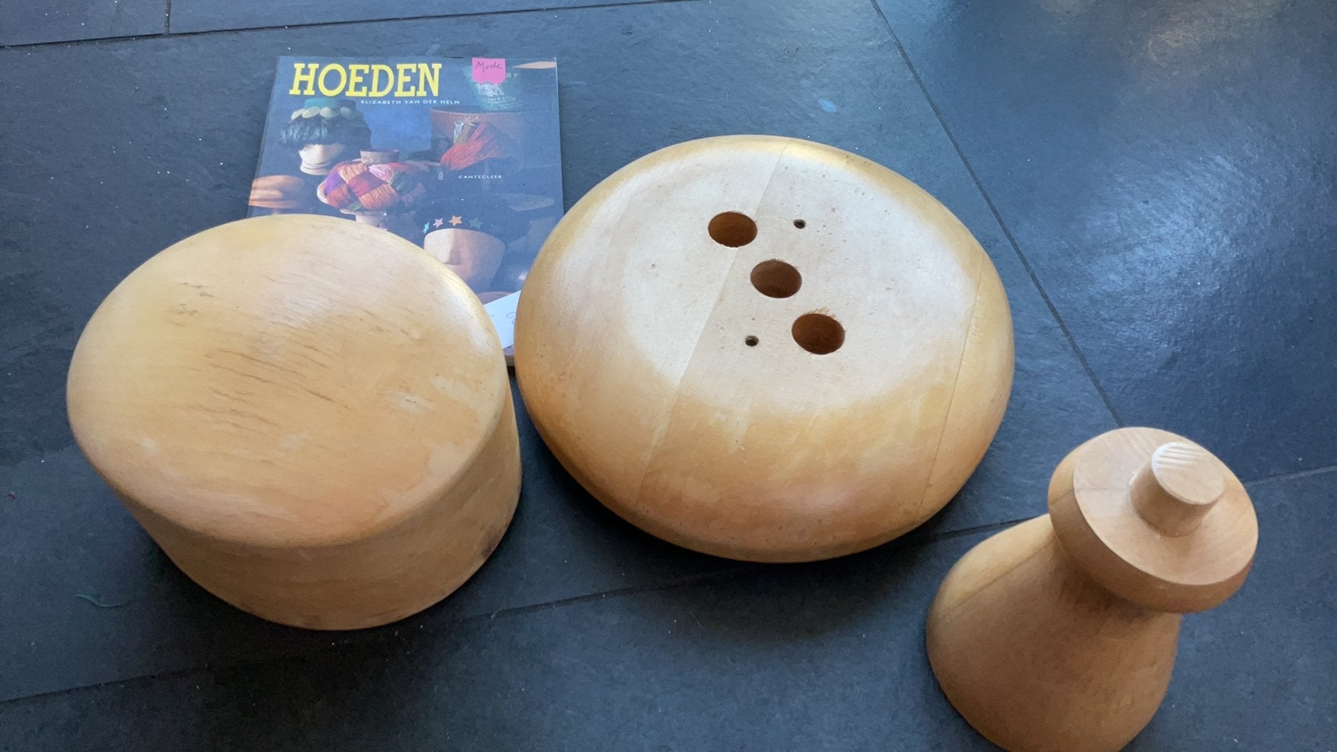 Hoedenmal en rand + boek, Antiek en Kunst, Ophalen of Verzenden