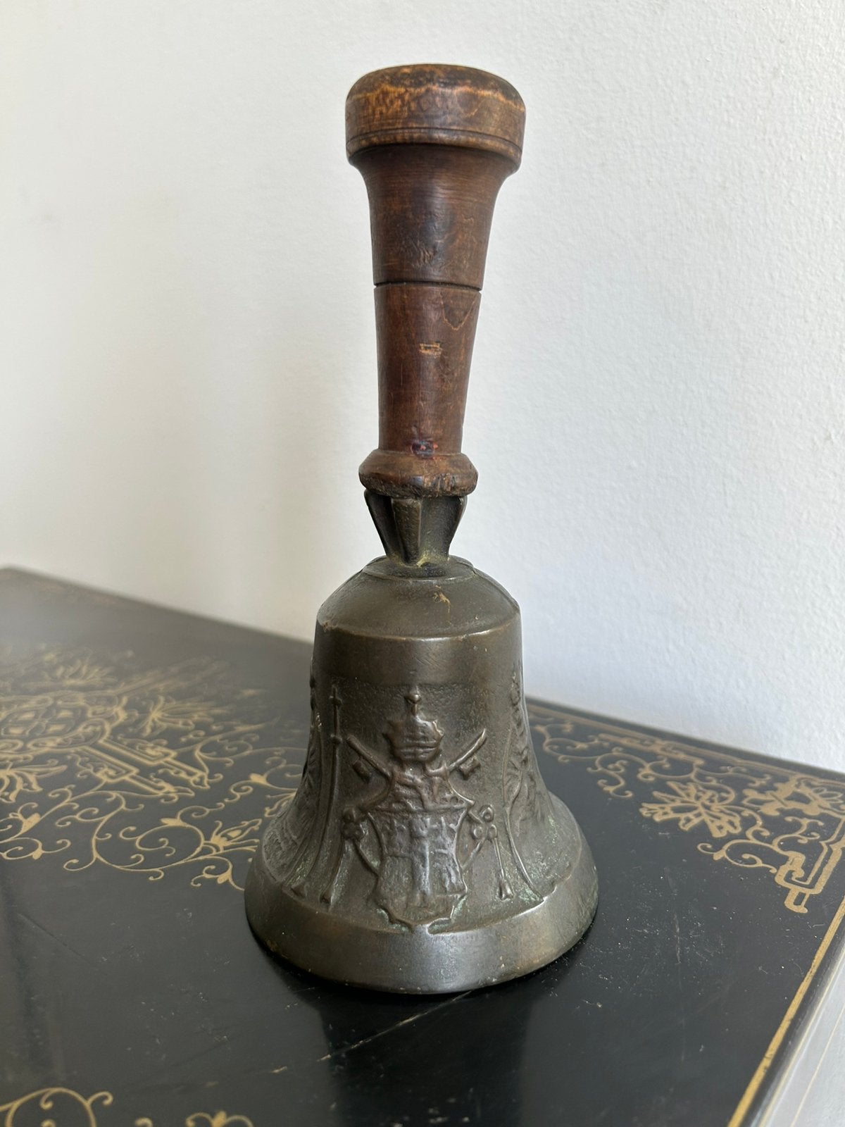 Bronzen misbel met pauselijk wapen, Ophalen of Verzenden