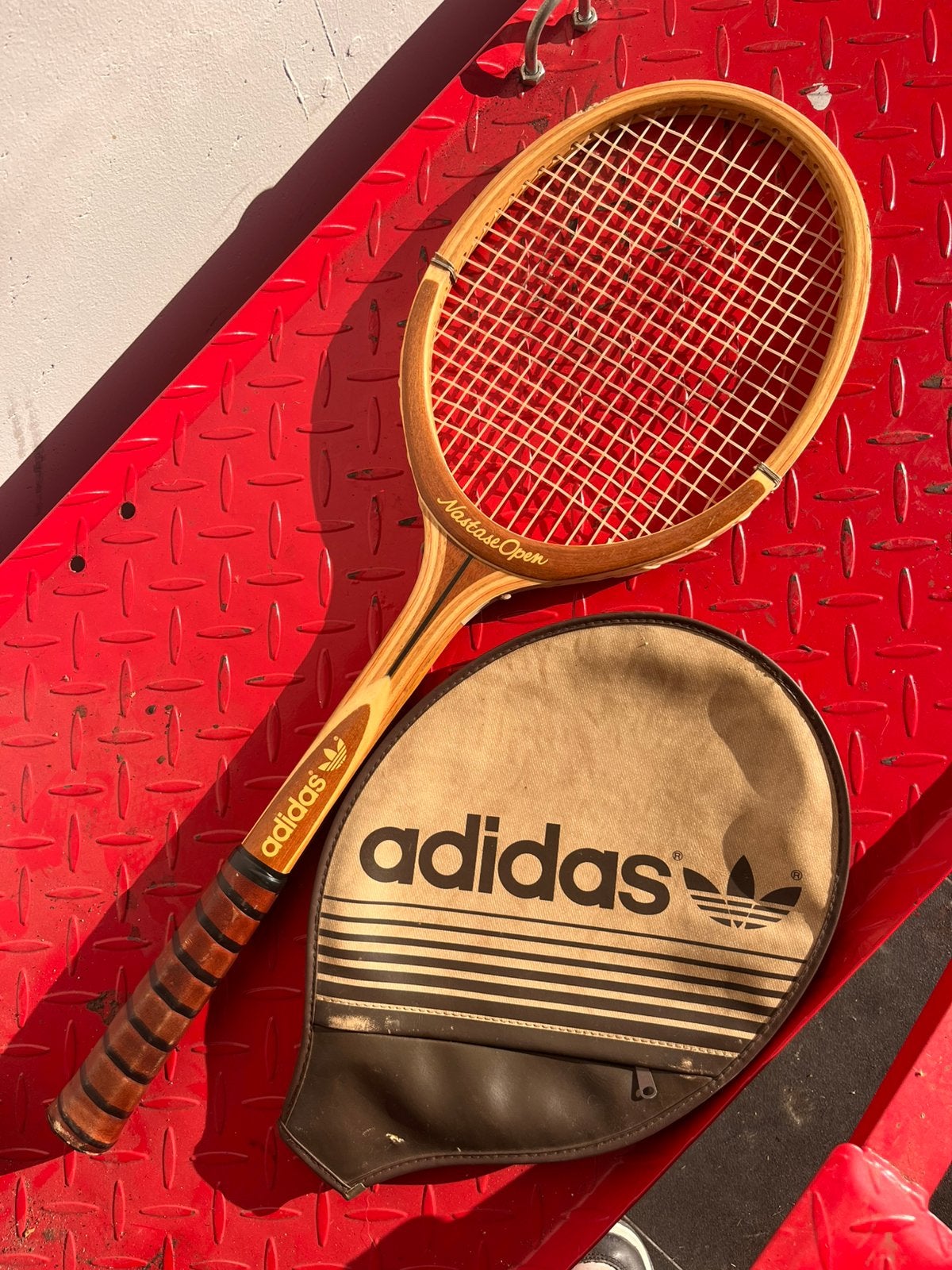Vintage houten tennisracket Adidas Nastase Open (incl. hoes), Sport en Fitness, Tennis, Ophalen of Verzenden, Zo goed als nieuw