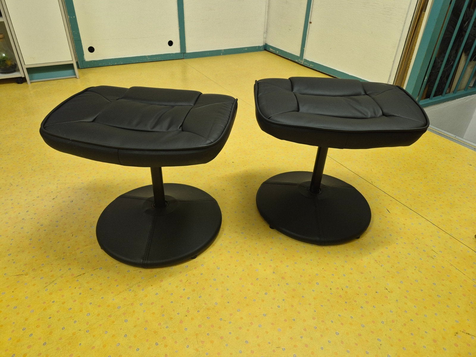 Set van 2 zwarte kunstleren voetenbankjes, Huis en Inrichting, Modern, Klassiek, Minder dan 50 cm, Minder dan 50 cm, Ophalen of Verzenden
