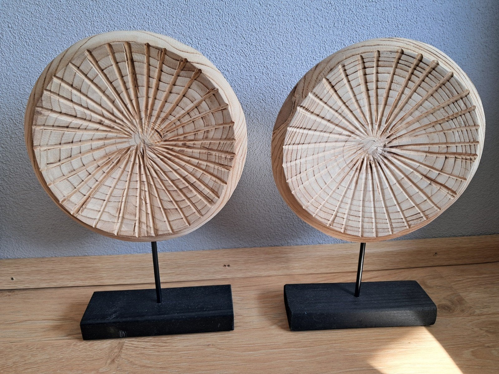 2 Houten ornamenten, met zwarte voet., Ophalen, Zo goed als nieuw, Hout