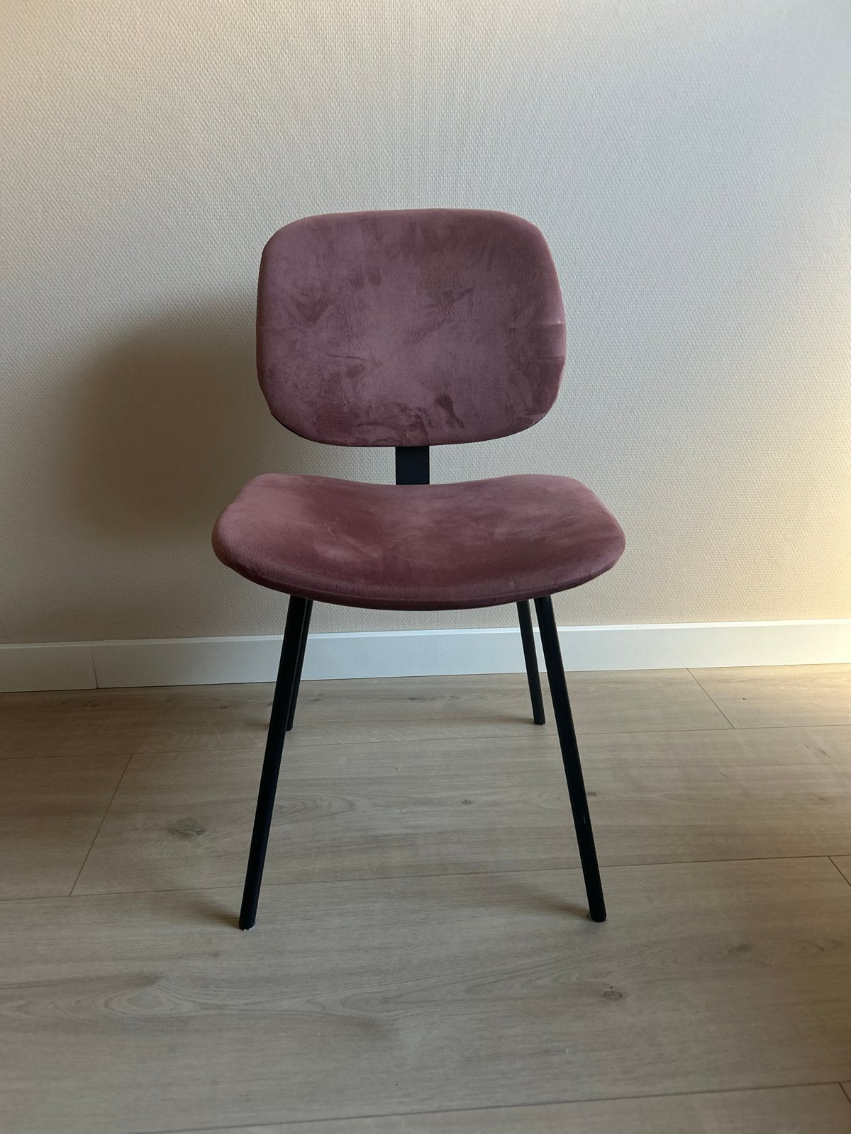 Roze fluwelen stoel met zwart metalen onderstel, Huis en Inrichting, Stoelen, Ophalen, Gebruikt, Overige kleuren, Metaal