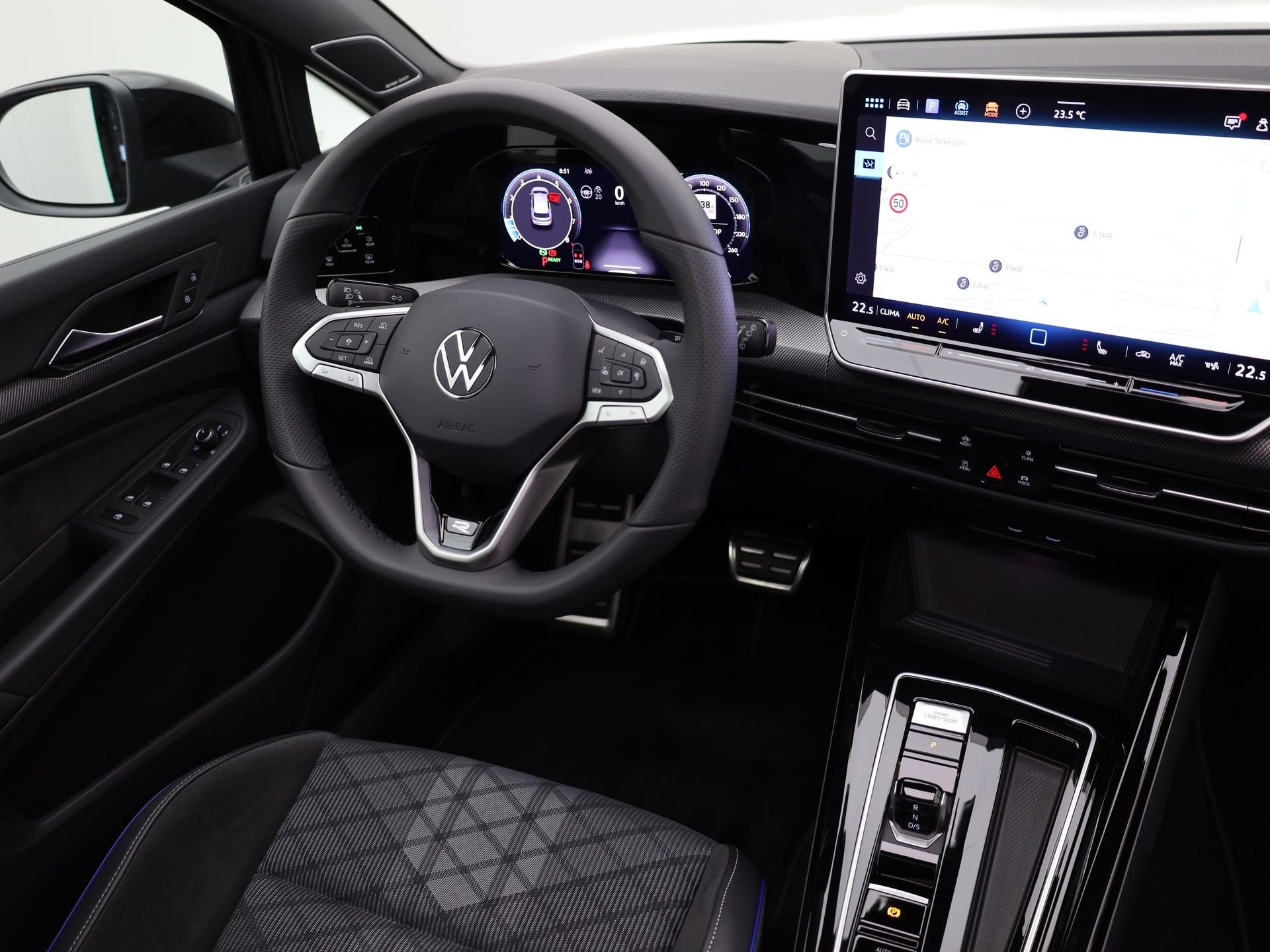 Volkswagen Golf 1.5 eTSI R-Line Edition | Pano | Keyless | T, 12 maanden, 4 cilinders, Zwart, Bedrijf