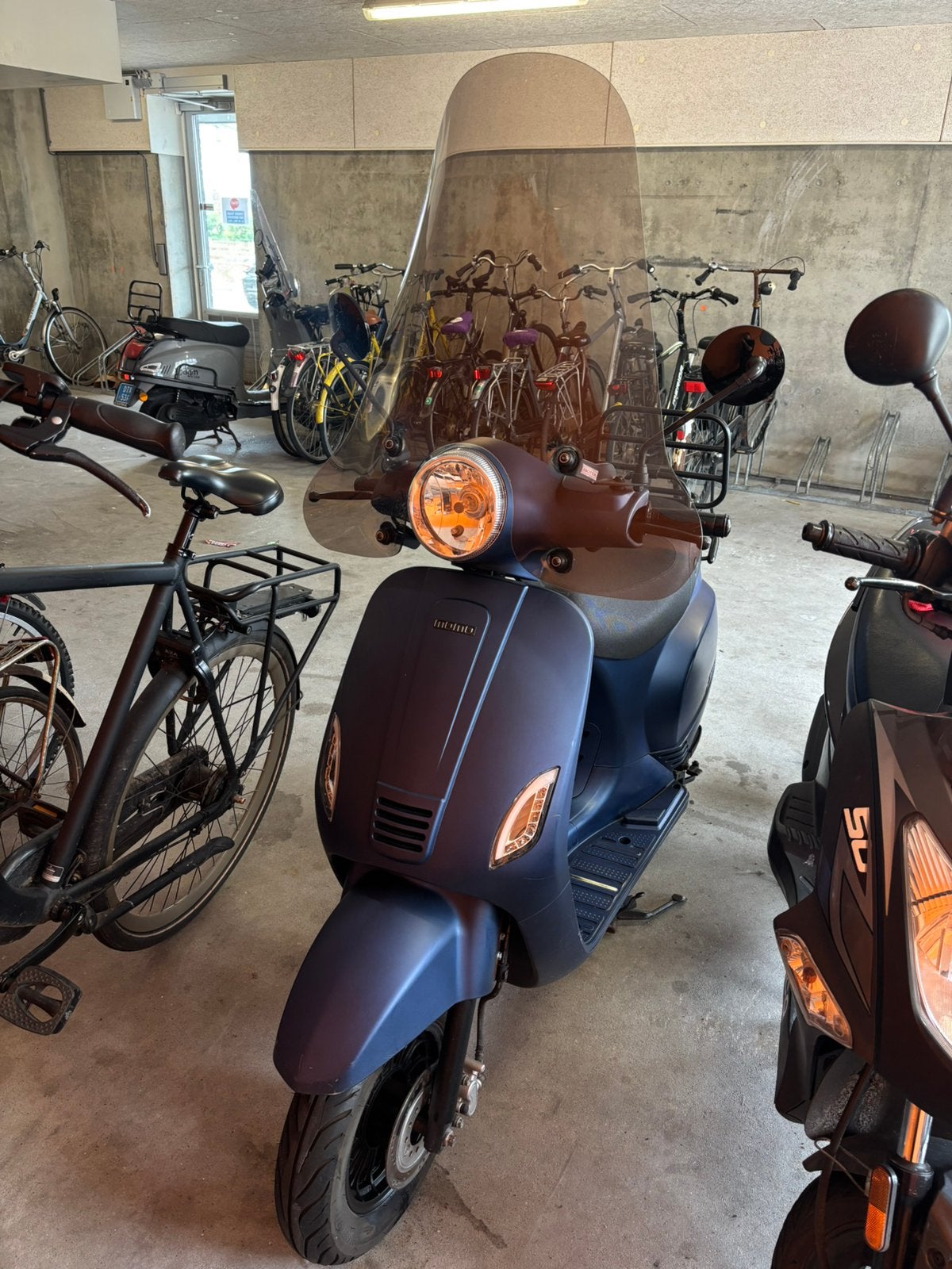 Momo scooter 2018, Fietsen en Brommers, Ophalen, Zo goed als nieuw, Benzine, Overige merken