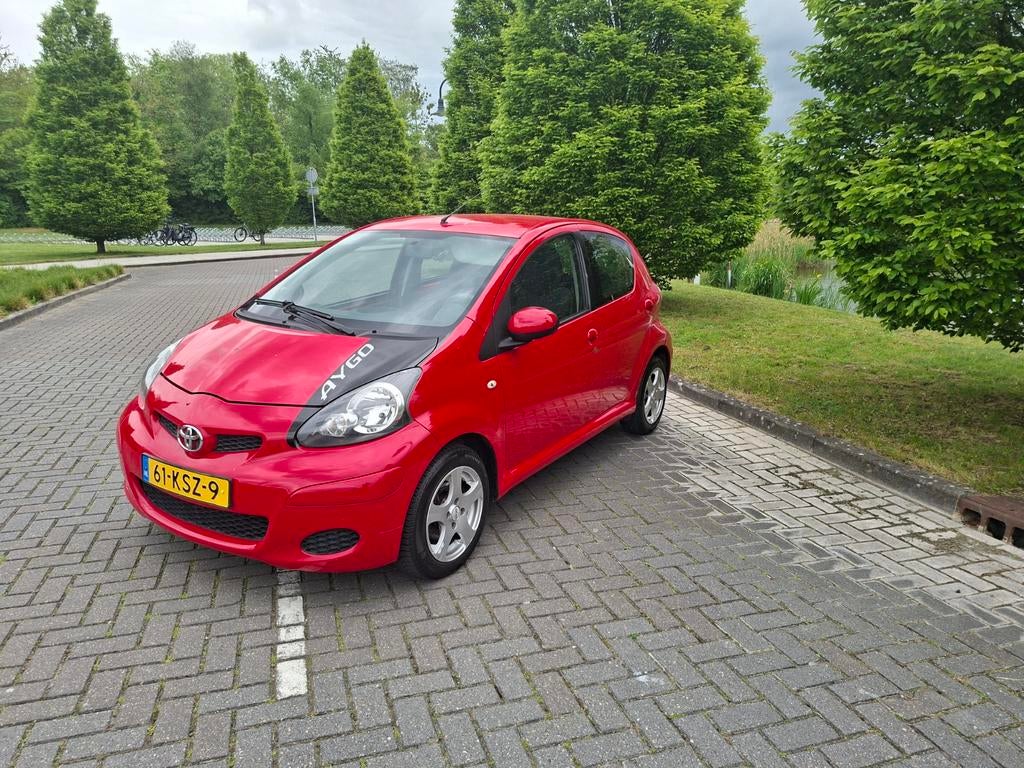 Toyota Aygo 1.0 12V Vvt-i 5DRS 2010 Rood, Auto's, Toyota, Voorwielaandrijving, 4 stoelen, 68 pk, Origineel Nederlands