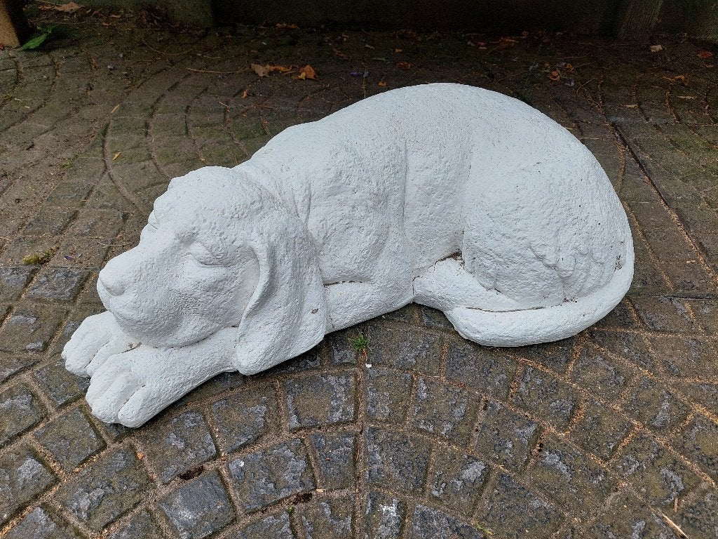 Liggende slapende hond / Tuinbeeld / Keramisch materiaal, Ophalen, Gebruikt, Overige materialen, Dierenbeeld