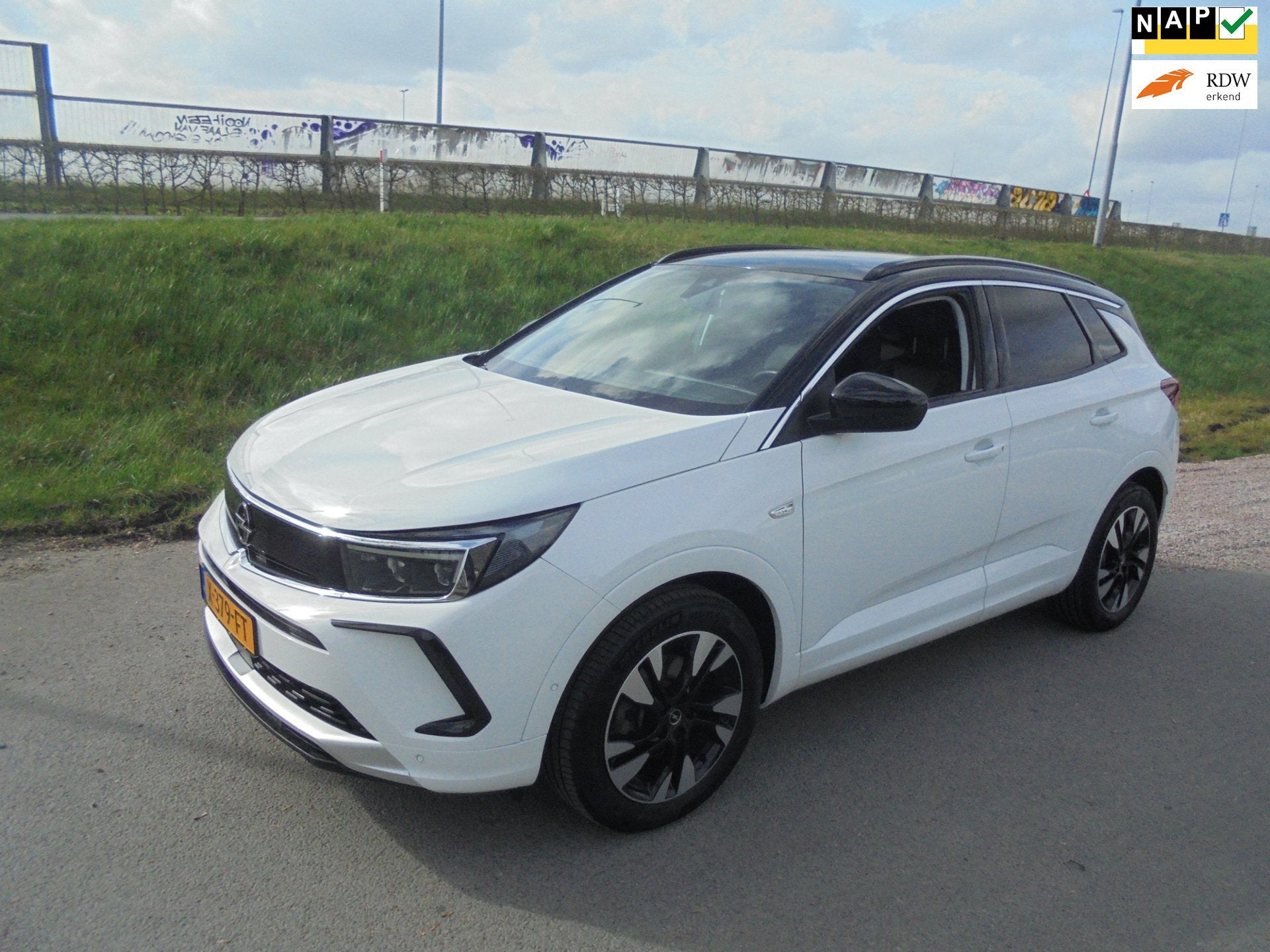 Opel Grandland Opel Grandland 1.2 Turbo benzine airco xenon, Auto's, Gebruikt, Euro 6, 1199 cc, Wit
