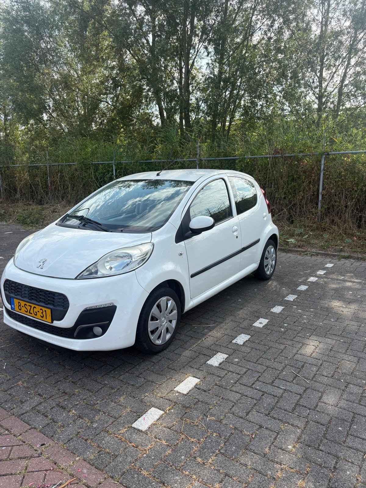 Peugeot 107 5DR 2013 Wit, Auto's, Voorwielaandrijving, Stof, Zwart, 4 stoelen
