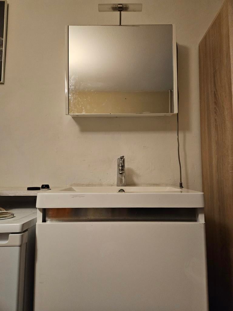 Moet nu weg t.e.a.b badkamerkastje met spiegel en wastafel, Huis en Inrichting, Badkamer | Badkamermeubels, Gebruikt, Minder dan 100 cm