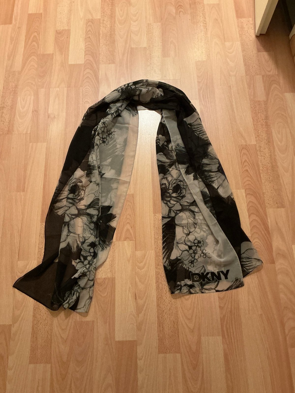 Merk:DKNY mooie sjaal als nieuw, Ophalen of Verzenden, Zo goed als nieuw, Maat 46/48 (XL) of groter, Sjaal