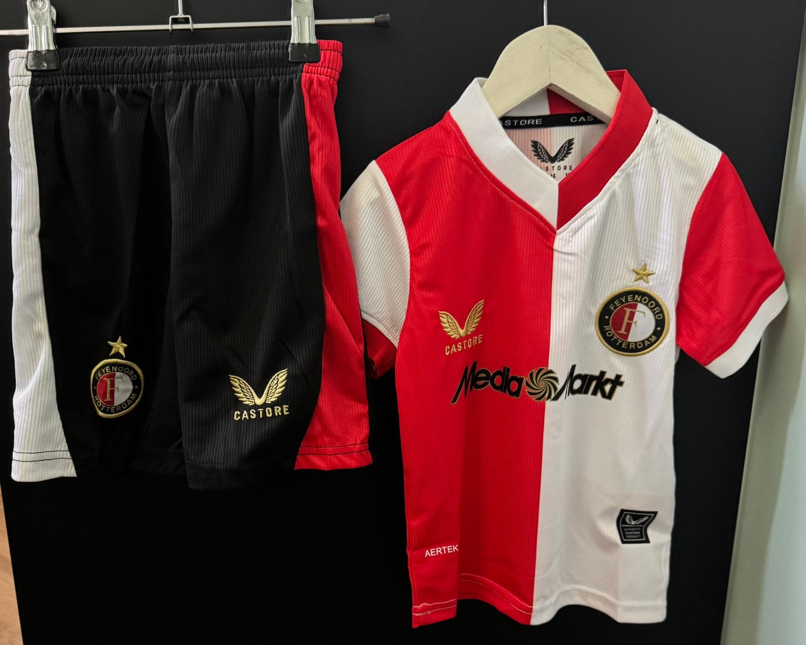 Kinder voetbal tenue Feyenoord maat 16 t/m 22, Ophalen of Verzenden, Gebruikt, Jongen