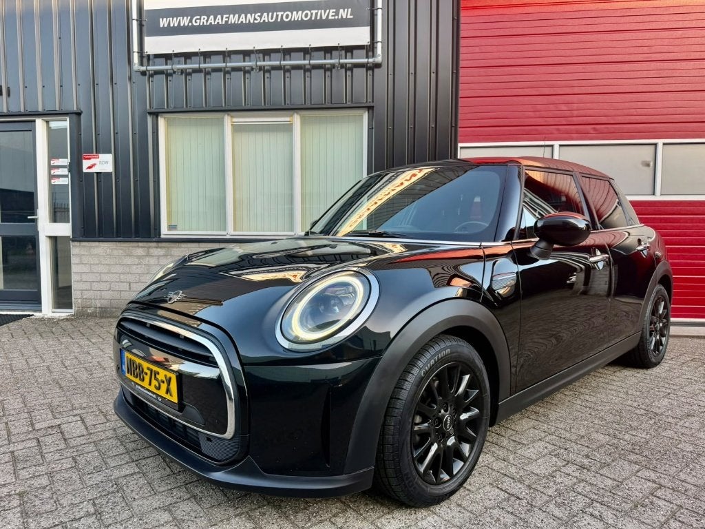 Mini Cooper 5 deurs Facelift Apple Carplay 1 JAAR GARANTIE, Auto's, Voorwielaandrijving, Dealer onderhouden, Stof, Zwart