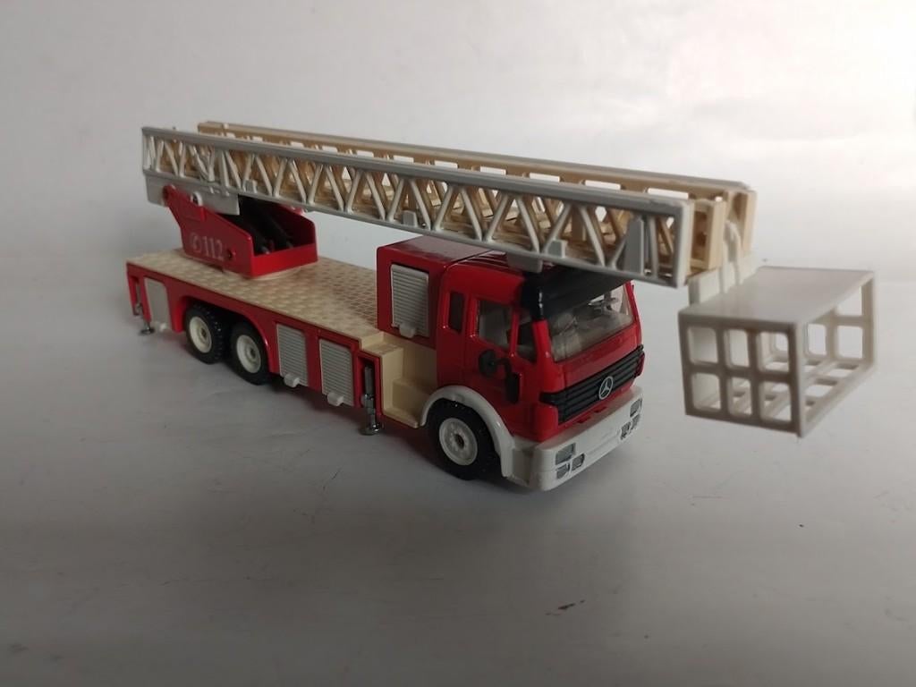Mercedes brandweer ladderwagen, Siku 1:55, Ophalen of Verzenden, Nieuw, Bus of Vrachtwagen, SIKU