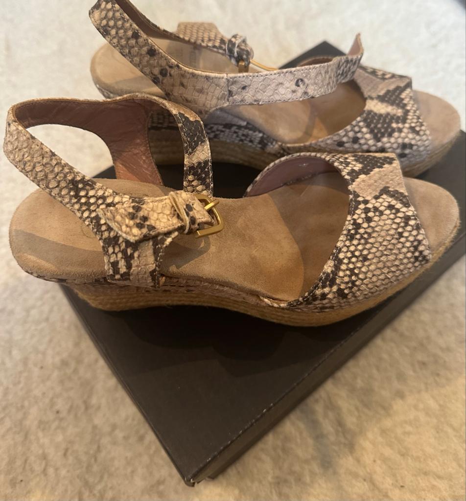 Sandalen met slangenprint sleehak Fred de la Bretoniere 36, Verzenden, Gedragen, Beige, Sandalen of Muiltjes