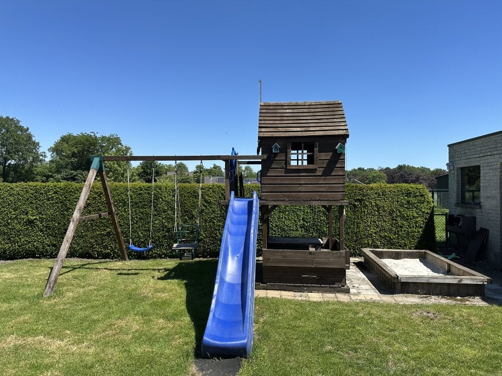 Groot houten speeltoestel met speelhuis, glijbaan, schommels, Ophalen, Gebruikt, Schommel