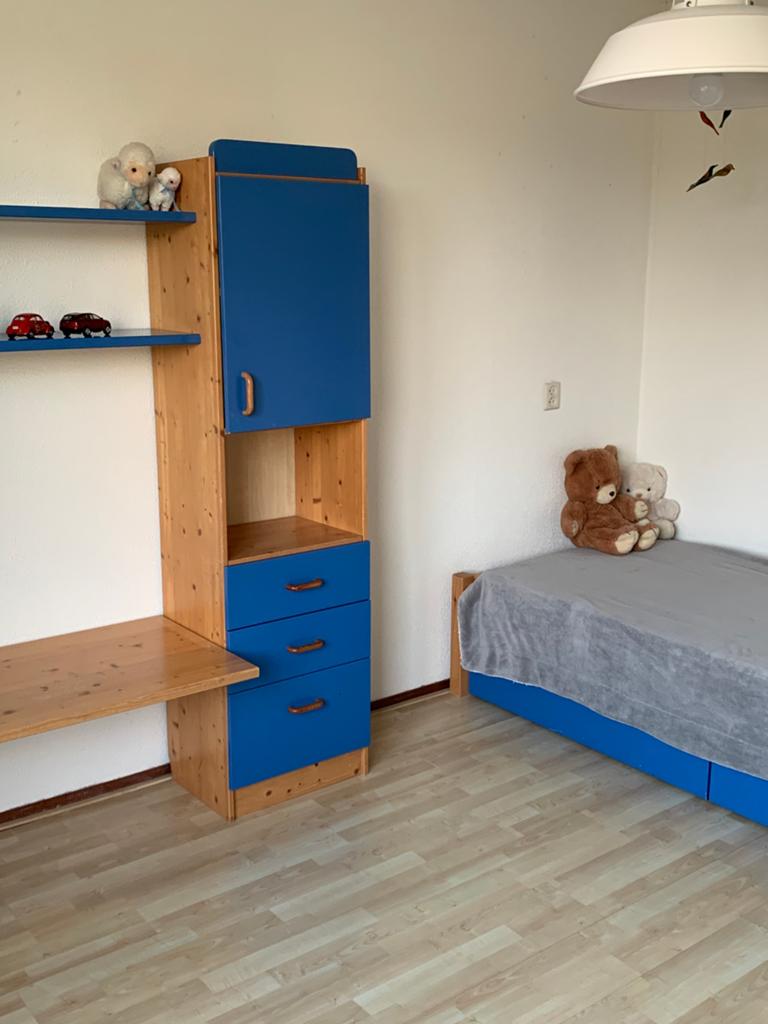 Kinderkamer set: bed, bureau en kledingkast, Ophalen, 85 tot 100 cm, Gebruikt, Lattenbodem