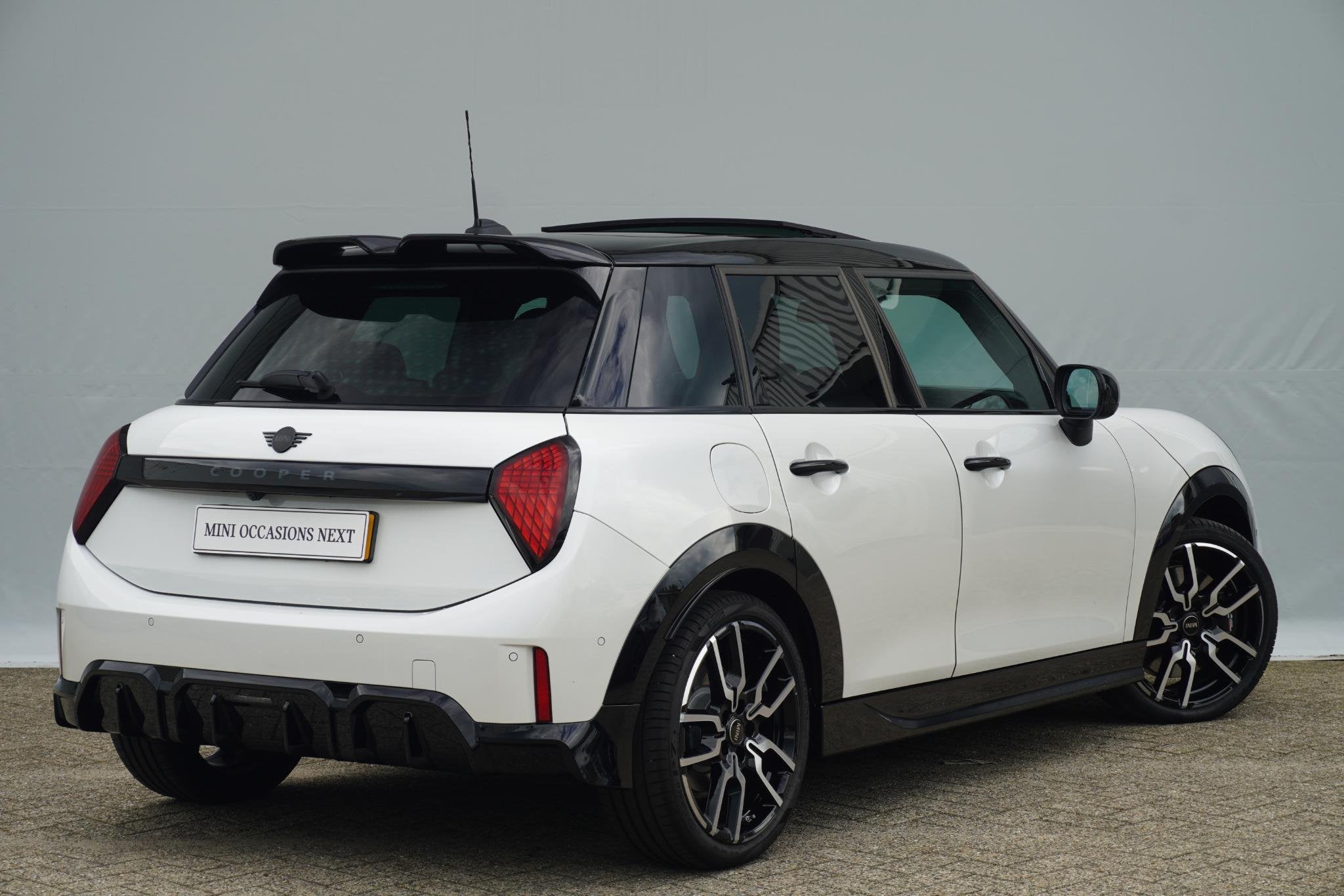 MINI 5-Deurs Cooper C | John Cooper Works Uitvoering | Pakke, 156 pk, Met garantie (alle), Leder en Stof, Wit