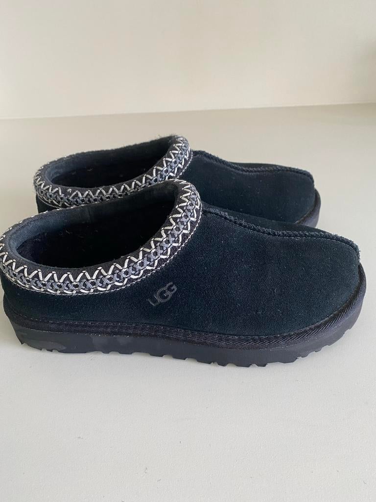 Zwarte suède Uggs Tasman slippers met bont gevoerd - Maat 37, Ophalen of Verzenden, Gedragen, Zwart, Pantoffels of Sloffen