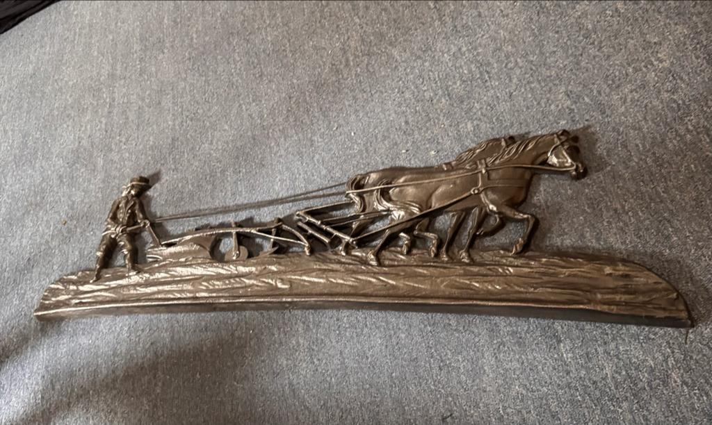 Vintage metalen wanddecoratie: Ploegende boer met paarden, Gepatineerd, Wanddecoratie, Zwart, Scène
