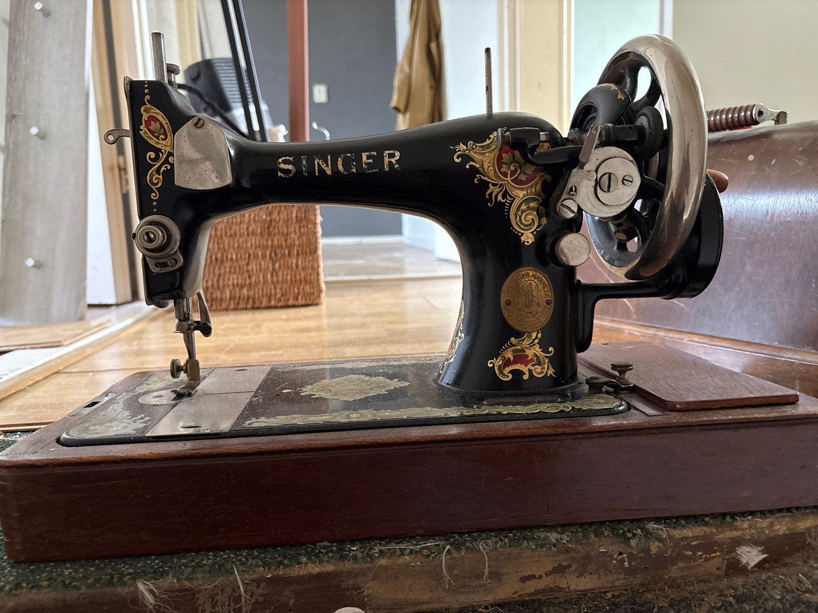 Antieke Singer Naaimachine met Houten Kap, Ophalen