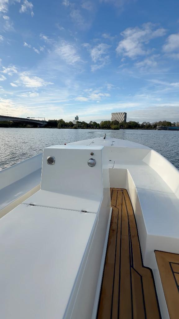 KMR 820 – 8.2m elektrische sloep | boegschroef + teak, Watersport en Boten, Ophalen, 10 tot 30 pk, 6 meter of meer, Elektrisch