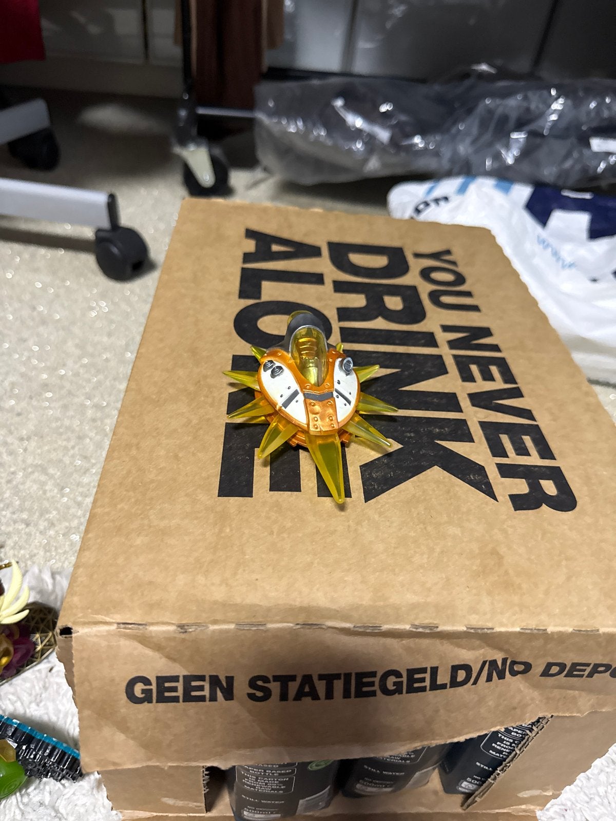 Gele insect-achtige speelgoedfiguur, Ophalen of Verzenden, Zo goed als nieuw