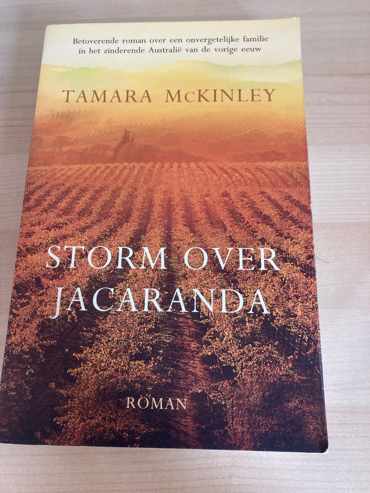Storm over Jacaranda - Tamara McKinley (Roman), Ophalen of Verzenden, Zo goed als nieuw, Nederland