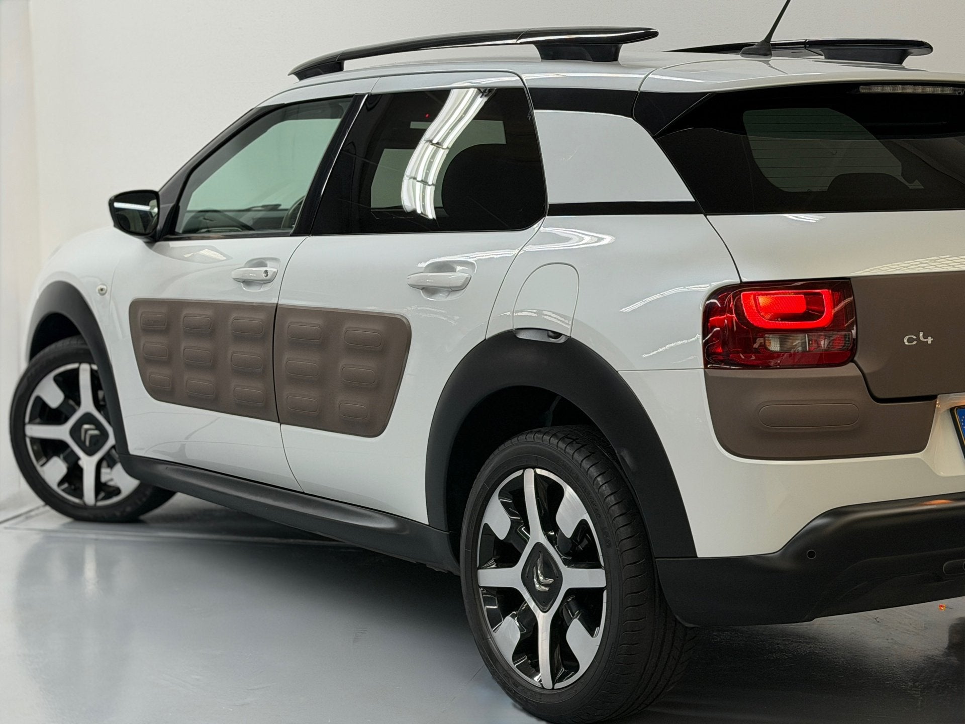 Foto 9 van Citroen C4 Cactus 1.2 PureTech Shine D.riem vervangen Camera