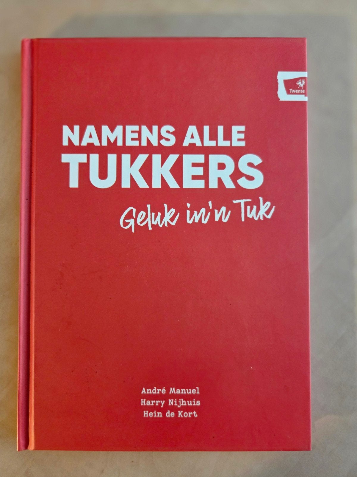 Namens Alle Tukkers: Geluk in Twente (Gebonden, Nieuwstaat), Boeken, Ophalen of Verzenden, Zo goed als nieuw, André Manuel, Harry Nijhuis, Hein de Kort