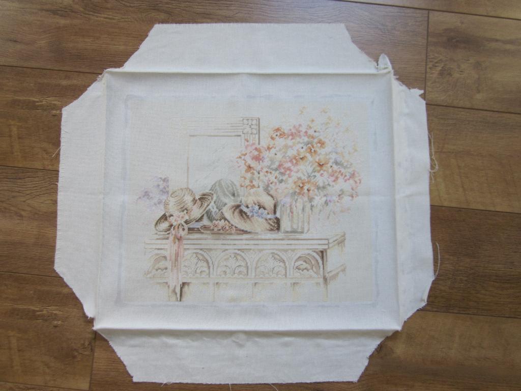 Geborduurd schilderij halconsole met hoeden en bloemen, Hobby en Vrije tijd, Ophalen of Verzenden, Zo goed als nieuw, Handborduren