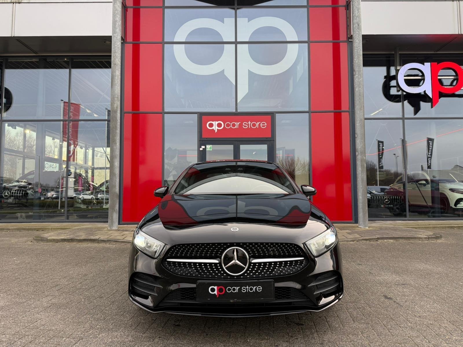Mercedes-Benz A-klasse 250 e AMG pakket Panorama, Auto's, Mercedes-Benz, Dealer onderhouden, 4 cilinders, Zwart, Bedrijf